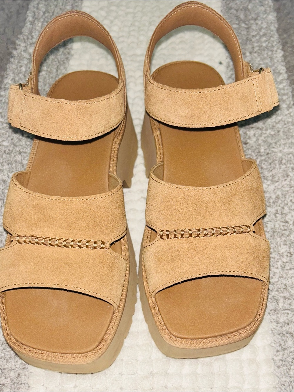 UGG Women's Tan Suede Platform Sandal. Size 9 - Picture 2 of 8